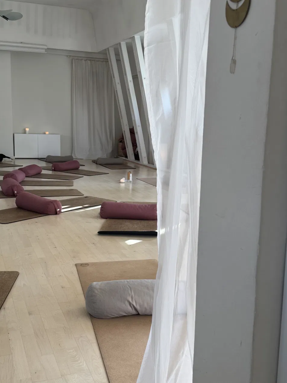 Lyst rum med yogamåtter og bolstre klar til en Søsta Gathering